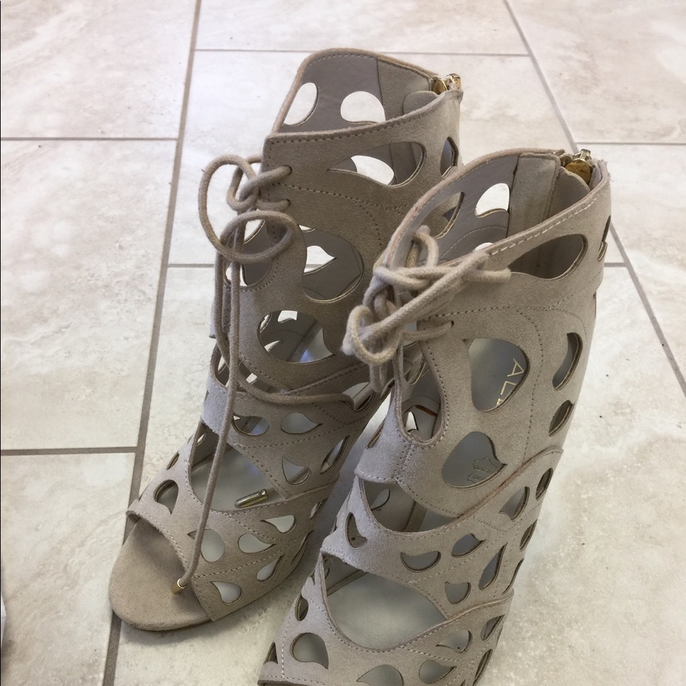 Bridge cutout Heels brand new